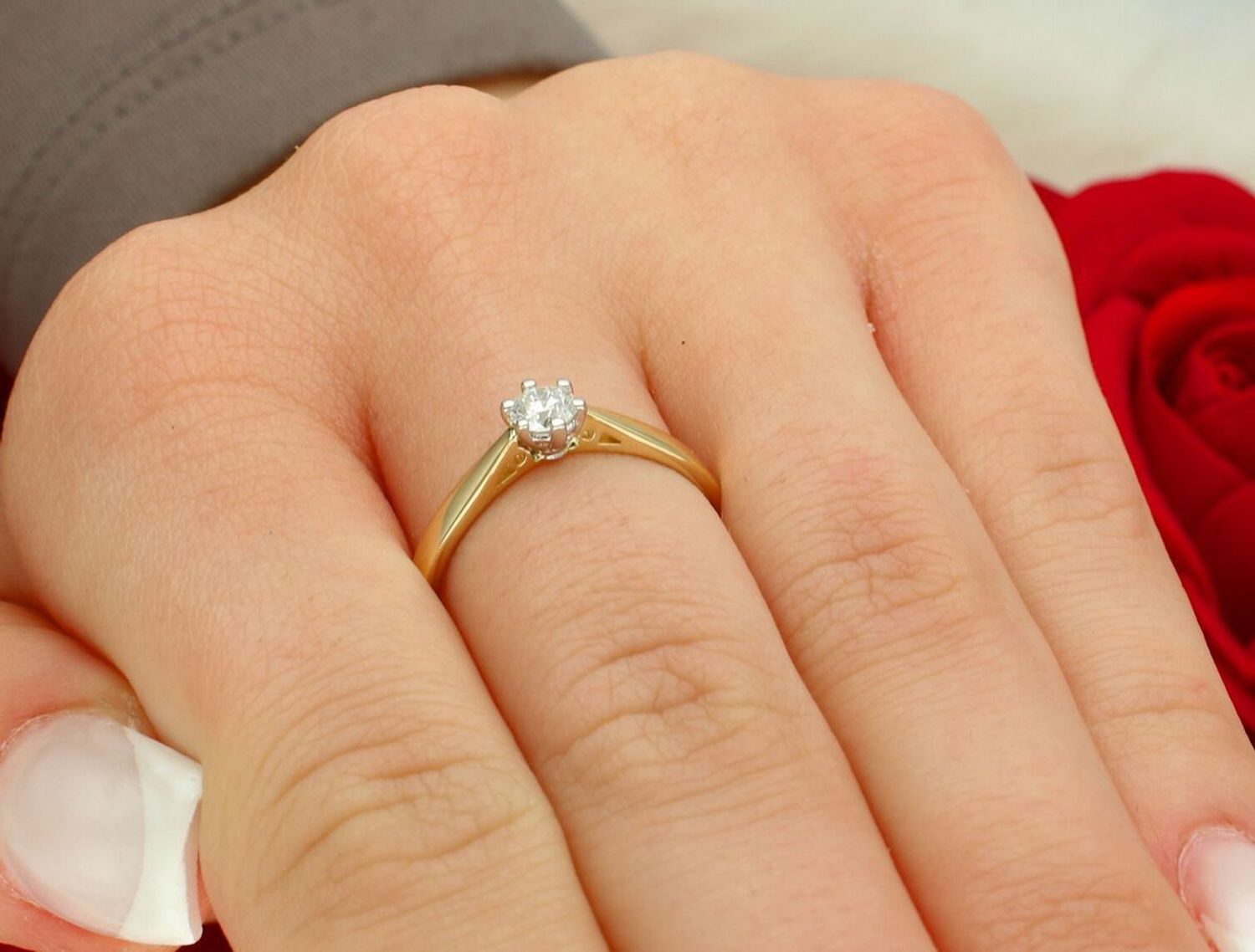 Złoty pierścionek z diamentem laboratoryjnym W0229B – złoto 585 w kolorze żółtym, diament 0.25 ct (VS2 F, 4.1 mm). Elegancka, etyczna biżuteria o wadze 1.7–2.5 g. 1.jpg