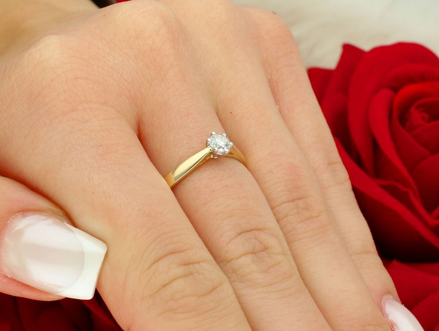 Złoty pierścionek z diamentem laboratoryjnym W0229B – złoto 585 w kolorze żółtym, diament 0.25 ct (VS2 F, 4.1 mm). Elegancka, etyczna biżuteria o wadze 1.7–2.5 g. 1.jpg