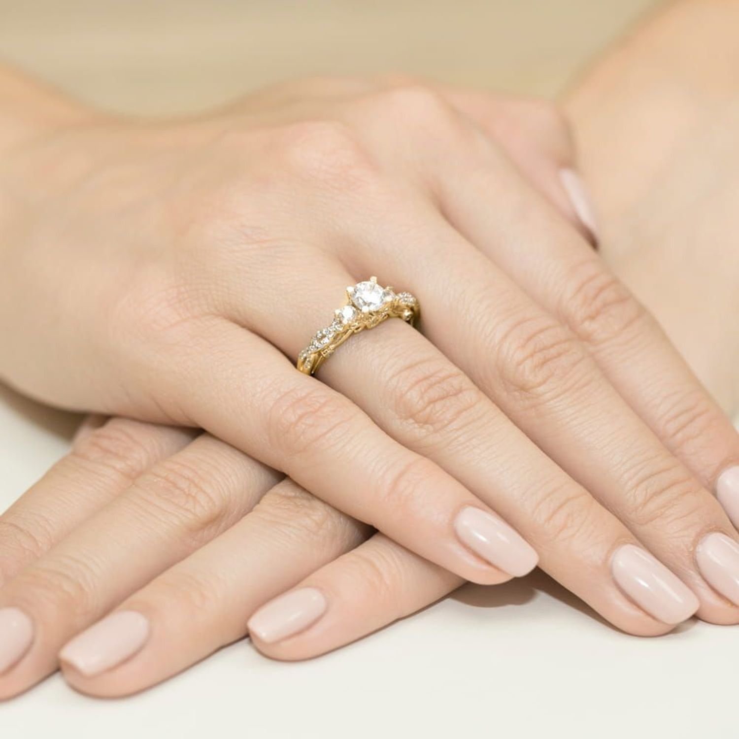 Pierścionek 4 biały szafir DIAPRSW023Z585BS0,60 Złoty pierścionek damski 585 z Jednym centralnym białym szafirem i 34 mniejszymi diamentami o łącznej masie 0,34 ct. 1.jpg