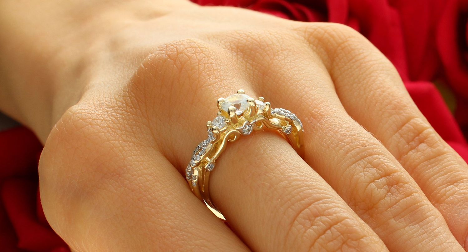 Pierścionek 4 biały szafir DIAPRSW023Z585BS0,60 Złoty pierścionek damski 585 z Jednym centralnym białym szafirem i 34 mniejszymi diamentami o łącznej masie 0,34 ct. 1.jpg