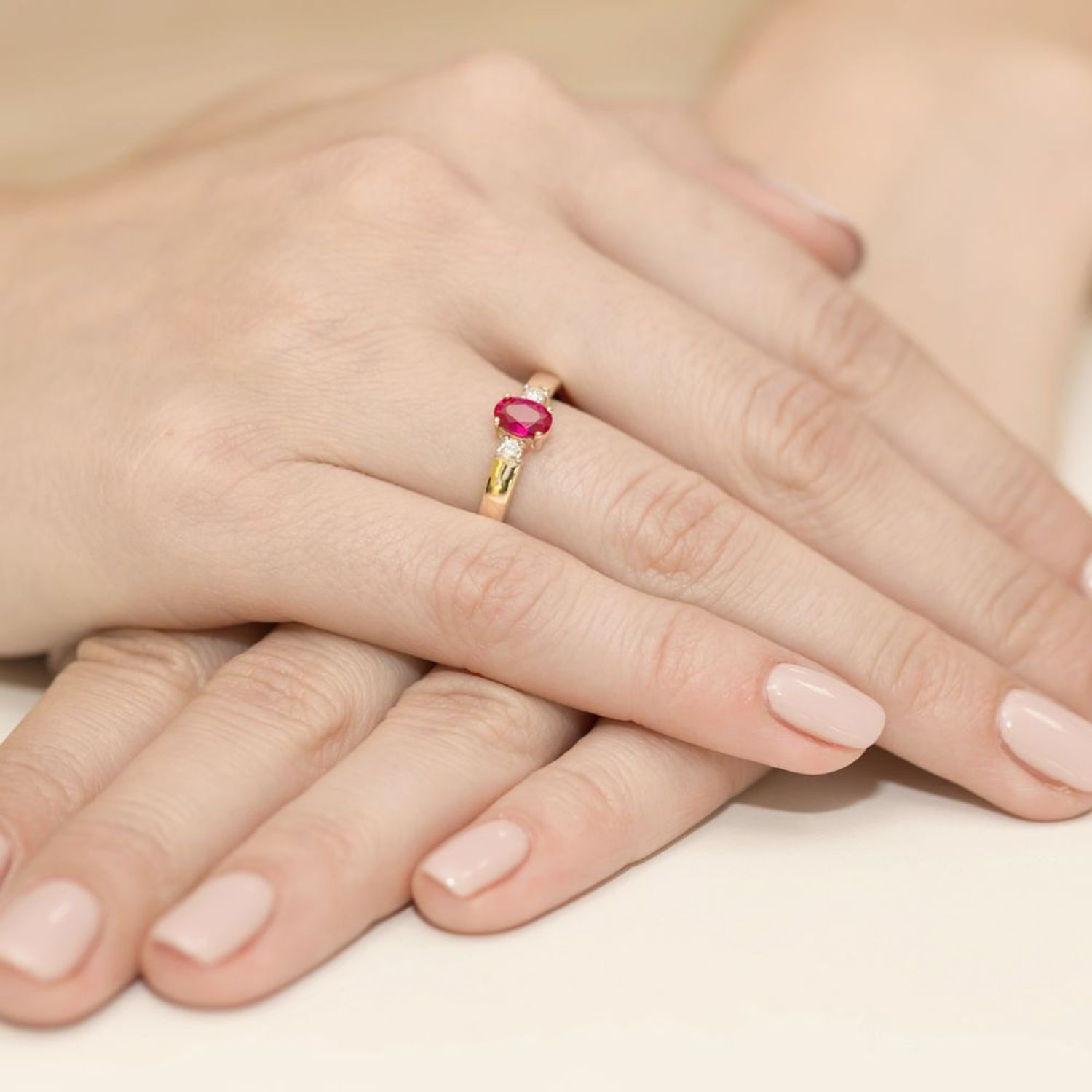 Złoty pierścionek damski 585 Owalny Rubin z Diamentami 0.08 ct.jpg