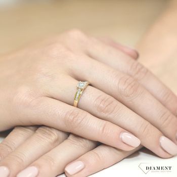 Złoty pierścionek damski 585 Bogato zdobiony pierścionek z Diamentami 0.13 ct DIAPRSW034Z585B0.13  Pierścionek z żółtego 14 karatowego złota z Diamentami, idealny prezent dla każdej kobiety. Możliwość zamówienia Twoj (3).jpg
