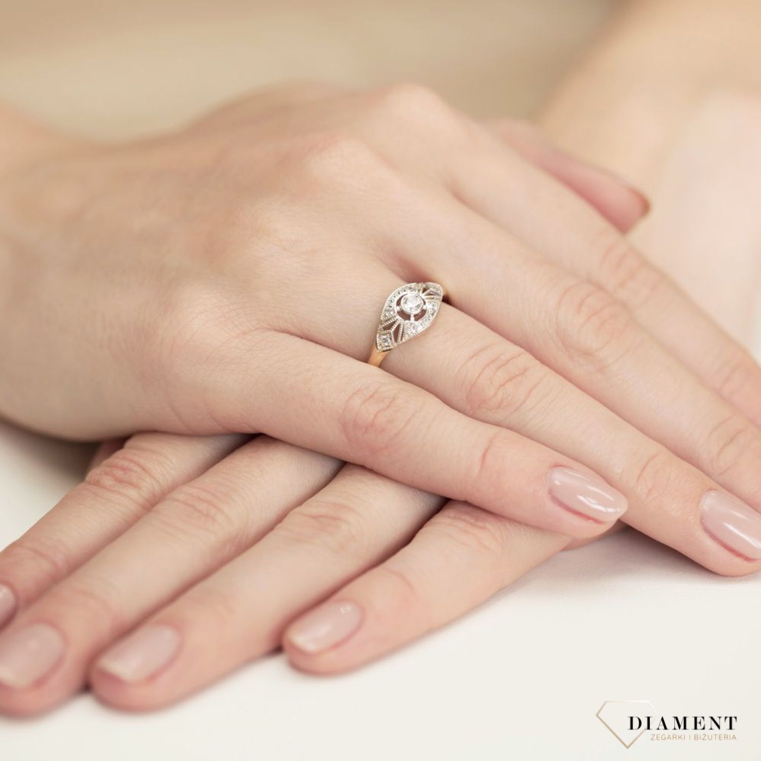 Złoty pierścionek damski 585 Okrągła oprawa centralnego Diamentu 0.19ct DIAPRSW413Z585B0.19  Pierścionek z żółtego 14 karatowego złota z Diamentami, idealny prezent dla każdej kobiety. Możliwość zamówienia Twojego Rozmiaru..jpg