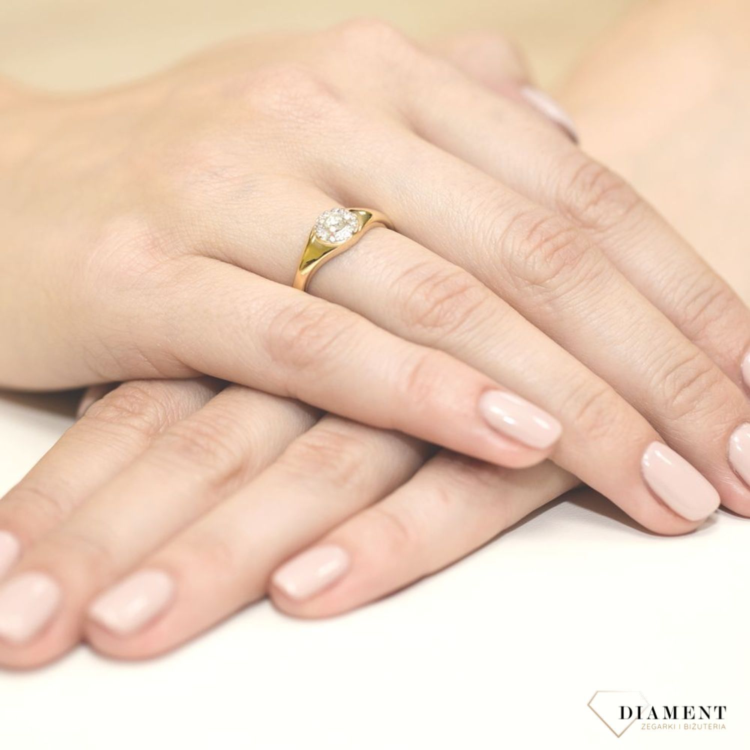 Złoty pierścionek damski 585 Pierścionek z 1 centralnym Diamentem i 14 bocznymi 0,17 ct DIAPRSW041Z585B0.17  Pierścionek z żółtego 14 karatowego złota z Diamentami, idealny prezent dla każdej kobiety. Możliwość zamówienia Tw.jpg
