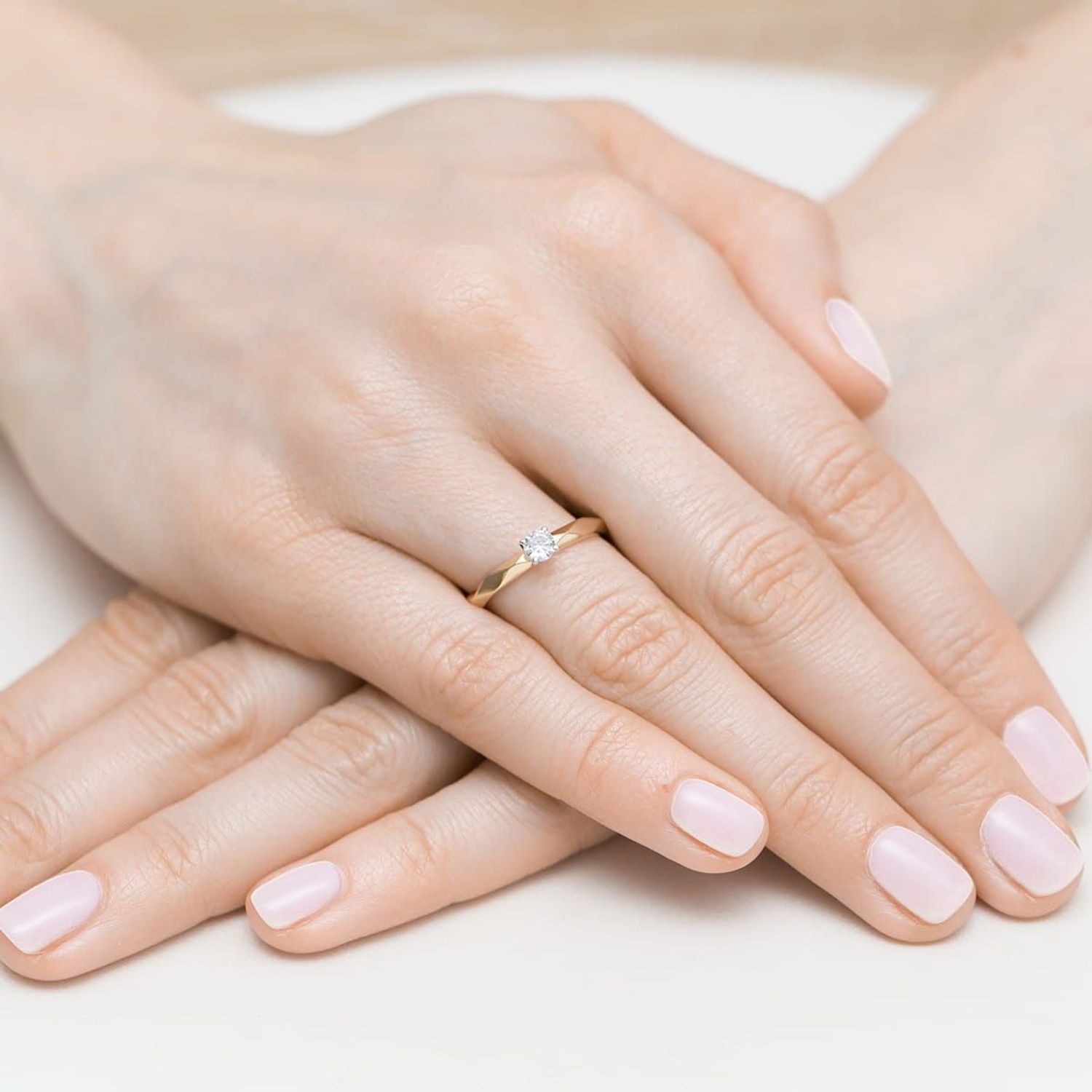 Złoty pierścionek W0484 z diamentem 0,15 ct o czystości SI2 i barwie H. Klasyczna elegancja w żółtym złocie 585 – idealny pierścionek zaręczynowy lub prezent na wyjątkową okazję.1.jpg