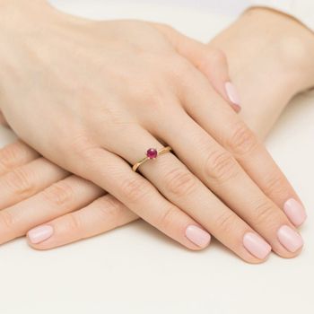 Złoty pierścionek z rubinem W0563 – żółte złoto próby 585, rubin 0.60 ct (5 mm). Szlachetna biżuteria o wadze 2.1–2.9 g i wysokości korony 6.3 mm. Symbol elegancji, miłości i pasji.4.jpg