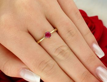 Złoty pierścionek z rubinem W0563 – żółte złoto próby 585, rubin 0.60 ct (5 mm). Szlachetna biżuteria o wadze 2.1–2.9 g i wysokości korony 6.3 mm. Symbol elegancji, miłości i pasji.7.jpg