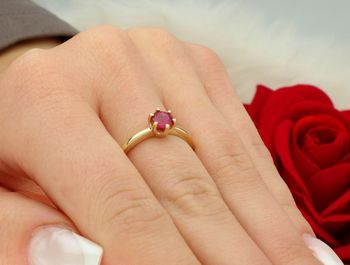 Złoty pierścionek z rubinem W0563 – żółte złoto próby 585, rubin 0.60 ct (5 mm). Szlachetna biżuteria o wadze 2.1–2.9 g i wysokości korony 6.3 mm. Symbol elegancji, miłości i pasji.8.jpg