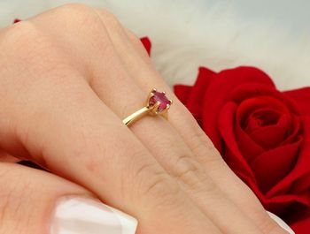 Złoty pierścionek z rubinem W0563 – żółte złoto próby 585, rubin 0.60 ct (5 mm). Szlachetna biżuteria o wadze 2.1–2.9 g i wysokości korony 6.3 mm. Symbol elegancji, miłości i pasji.9.jpg