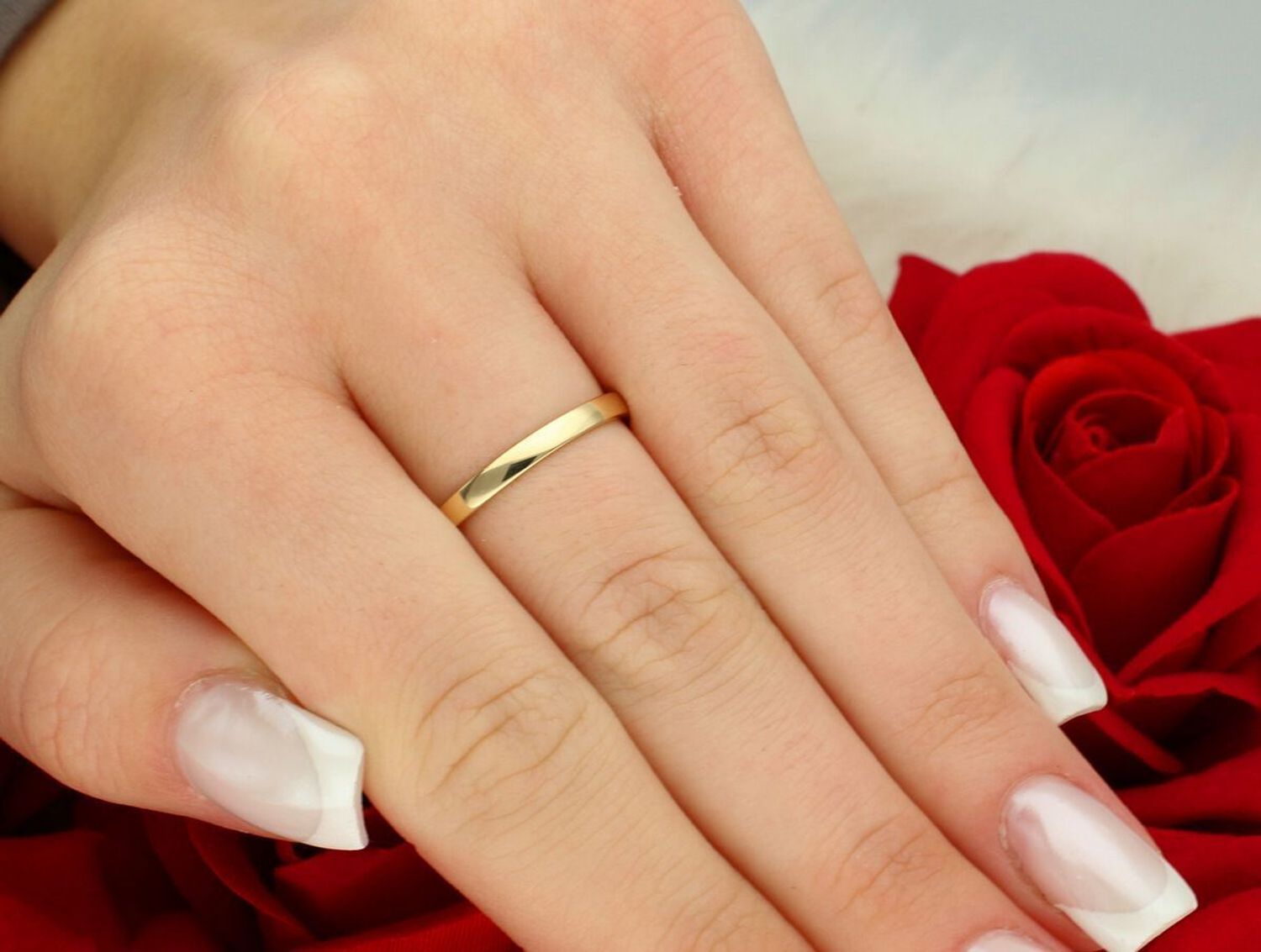 Złoty pierścionek z rubinem W0563 – żółte złoto próby 585, rubin 0.60 ct (5 mm). Szlachetna biżuteria o wadze 2.1–2.9 g i wysokości korony 6.3 mm. Symbol elegancji, miłości i pasji.1.jpg