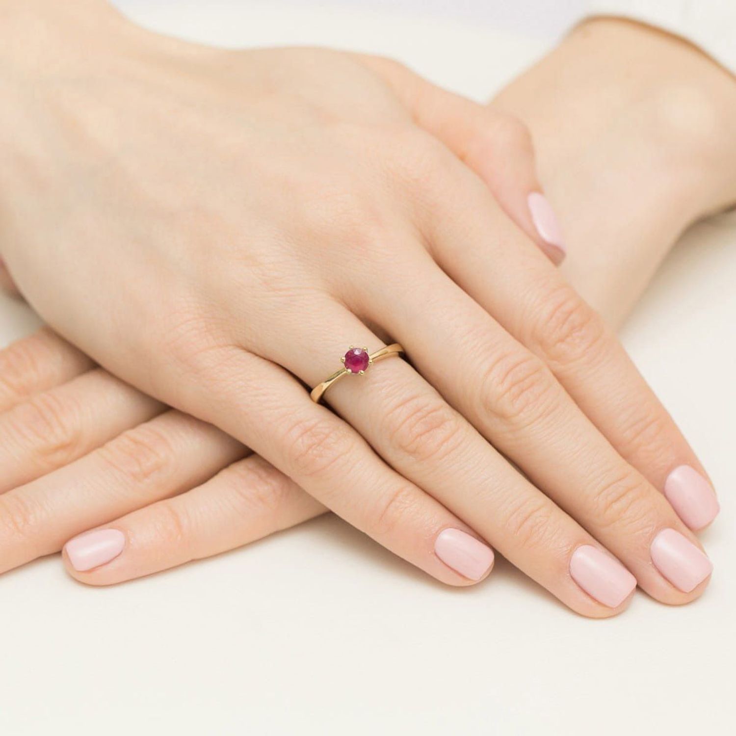 Złoty pierścionek z rubinem W0563 – żółte złoto próby 585, rubin 0.60 ct (5 mm). Szlachetna biżuteria o wadze 2.1–2.9 g i wysokości korony 6.3 mm. Symbol elegancji, miłości i pasji.1.jpg