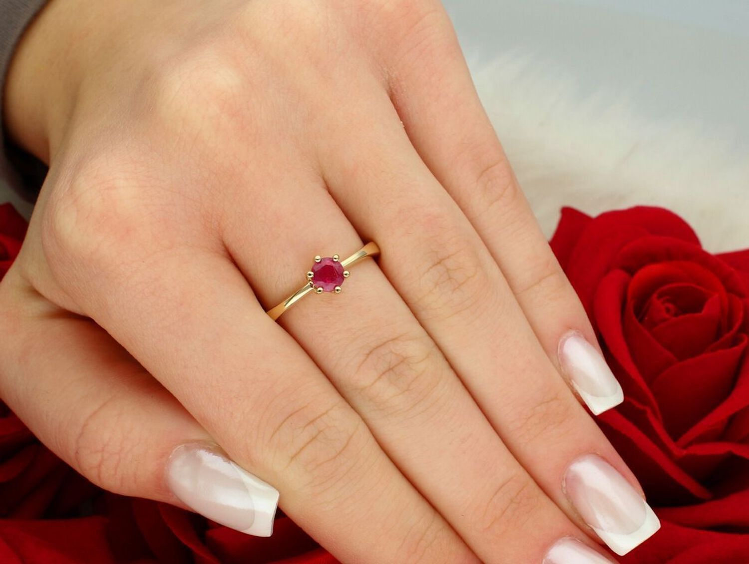 Złoty pierścionek z rubinem W0563 – żółte złoto próby 585, rubin 0.60 ct (5 mm). Szlachetna biżuteria o wadze 2.1–2.9 g i wysokości korony 6.3 mm. Symbol elegancji, miłości i pasji.1.jpg