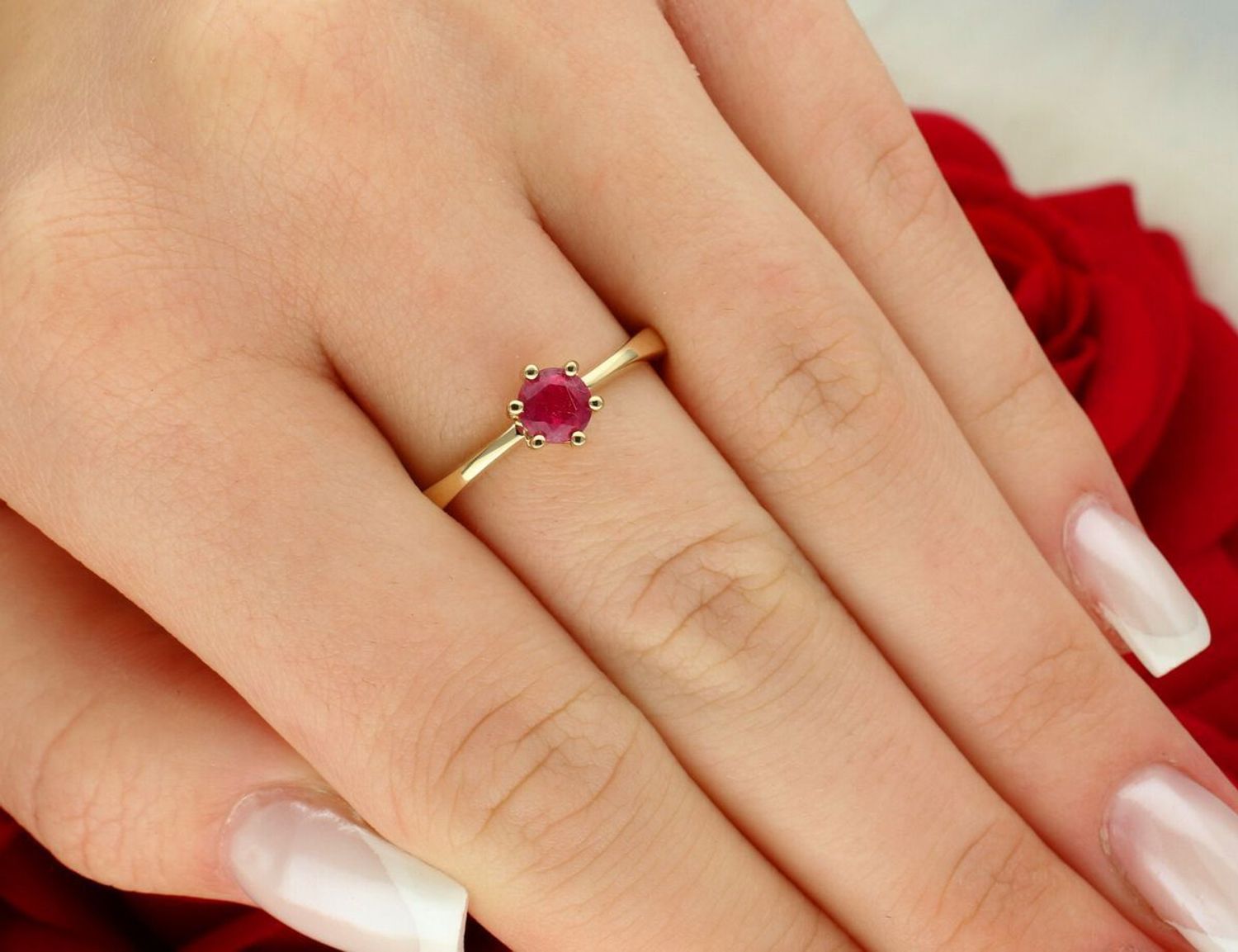 Złoty pierścionek z rubinem W0563 – żółte złoto próby 585, rubin 0.60 ct (5 mm). Szlachetna biżuteria o wadze 2.1–2.9 g i wysokości korony 6.3 mm. Symbol elegancji, miłości i pasji.1.jpg