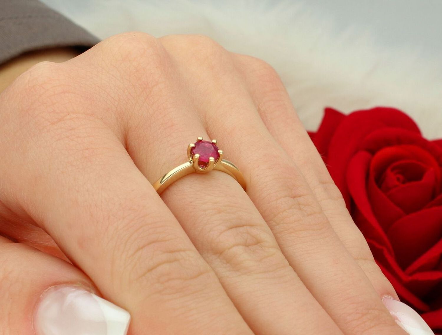 Złoty pierścionek z rubinem W0563 – żółte złoto próby 585, rubin 0.60 ct (5 mm). Szlachetna biżuteria o wadze 2.1–2.9 g i wysokości korony 6.3 mm. Symbol elegancji, miłości i pasji.1.jpg