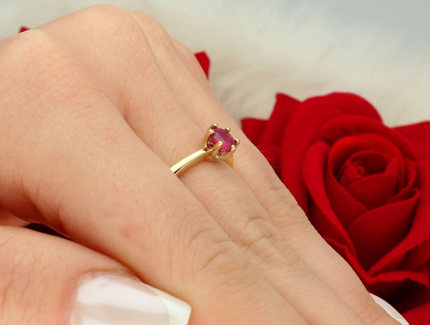 Złoty pierścionek z rubinem W0563 – żółte złoto próby 585, rubin 0.60 ct (5 mm). Szlachetna biżuteria o wadze 2.1–2.9 g i wysokości korony 6.3 mm. Symbol elegancji, miłości i pasji.1.jpg