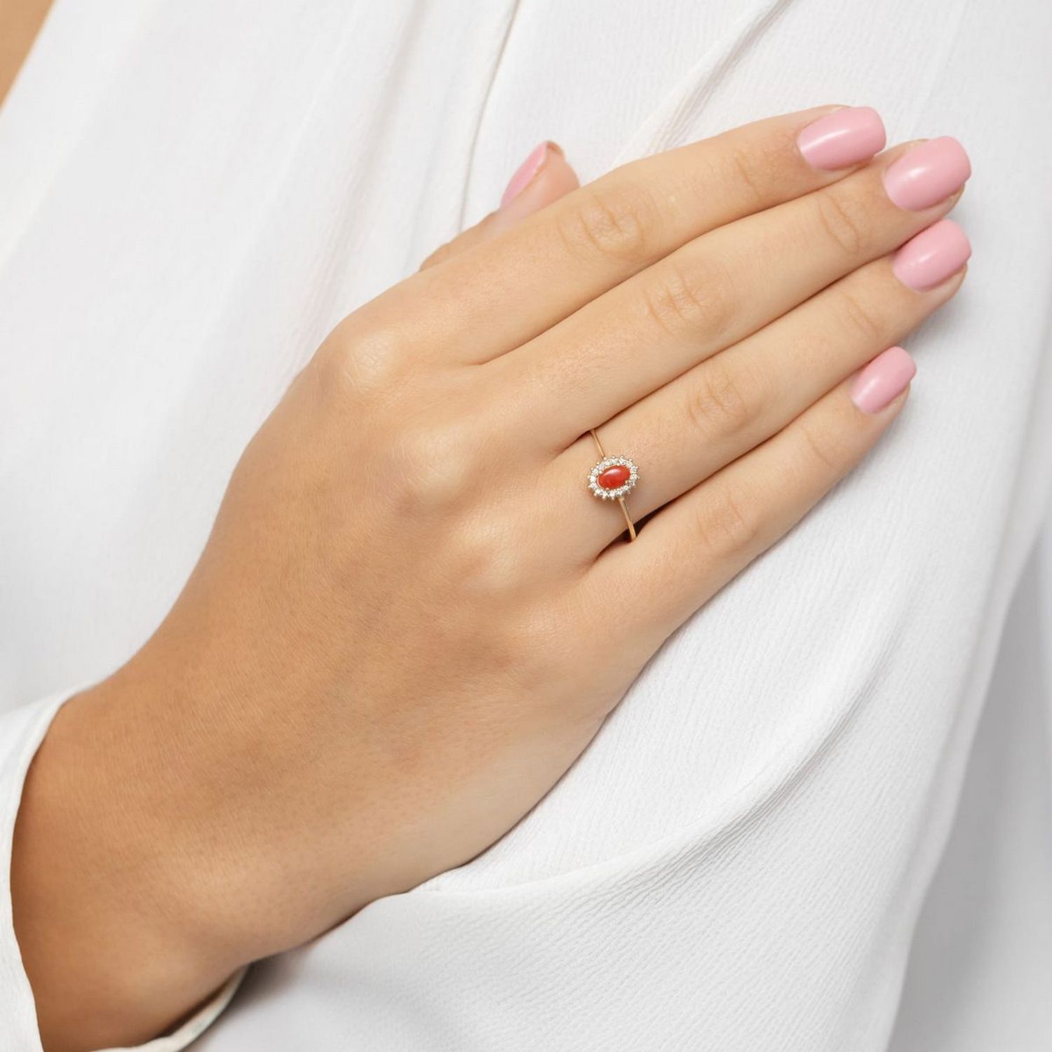 Pierścionek W0569 z żółtego złota 585 z centralnym koralem 0,20 ct i 16 diamentami o łącznej masie 0,08 ct. Elegancka biżuteria kolorowa, idealna na prezent lub wyjątkowe okazje.1.jpg