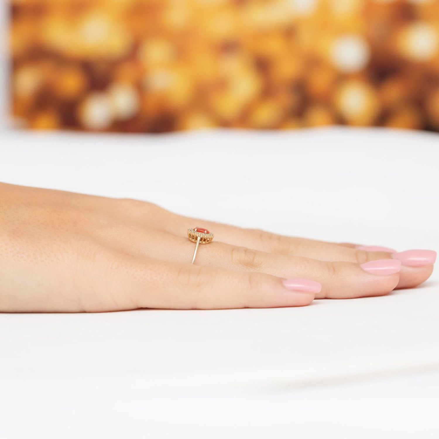 Pierścionek W0569 z żółtego złota 585 z centralnym koralem 0,20 ct i 16 diamentami o łącznej masie 0,08 ct. Elegancka biżuteria kolorowa, idealna na prezent lub wyjątkowe okazje.1.jpg