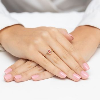 Pierścionek W0569 z żółtego złota 585 z centralnym koralem 0,20 ct i 16 diamentami o łącznej masie 0,08 ct. Elegancka biżuteria kolorowa, idealna na prezent lub wyjątkowe okazje.6.jpg