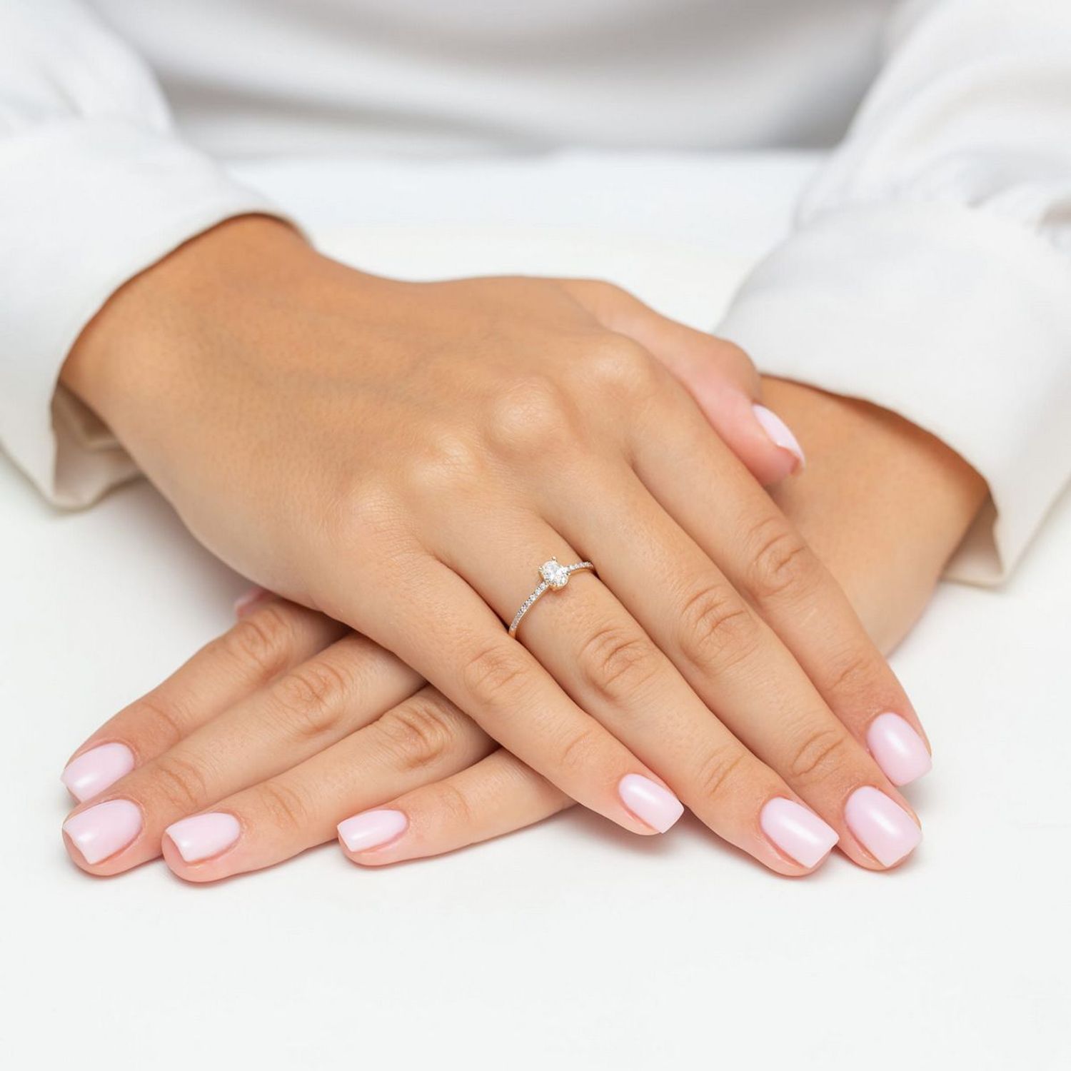 Pierścionek W0582 z owalnym diamentem 0.30ct i 16 dodatkowymi kamieniami (łącznie 0.38ct) w żółtym złocie 585. Elegancja, blask i ponadczasowy styl w doskonałej formie.1.jpg