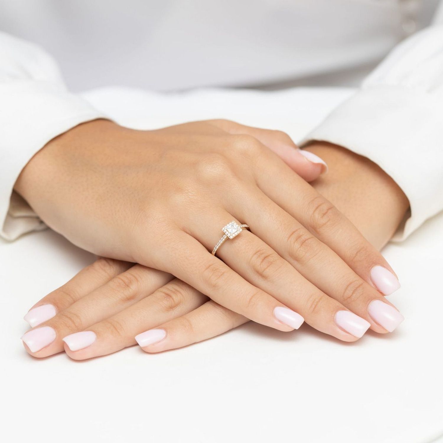 Pierścionek W0591 z diamentem 0.30ct i 30 dodatkowymi kamieniami (łącznie 0.50ct) w żółtym złocie 585. Luksus, blask i elegancja w wyjątkowej, wielokamieniowej oprawie.1.jpg