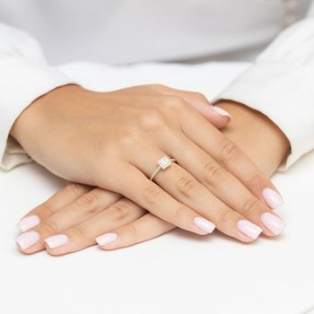 Pierścionek W0591 z diamentem 0.30ct i 30 dodatkowymi kamieniami (łącznie 0.50ct) w żółtym złocie 585. Luksus, blask i elegancja w wyjątkowej, wielokamieniowej oprawie.4.jpg