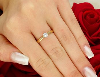 Złoty pierścionek z diamentem laboratoryjnym W0229B – złoto 585 w kolorze żółtym, diament 0.25 ct (VS2 F, 4.1 mm). Elegancka, etyczna biżuteria o wadze 1.7–2.5 g.5.jpg