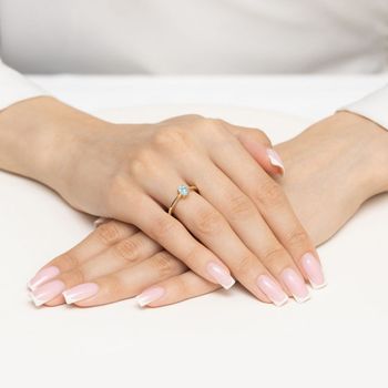 Złoty pierścionek z akwamarynem W0685 – złoto 585 w żółtym kolorze, kamień owalny 0.35 ct (6×4 mm). Delikatna i elegancka biżuteria o wadze 1.4–2.0 g. Idealny prezent dla wyjątkowej kobiety.5.jpg