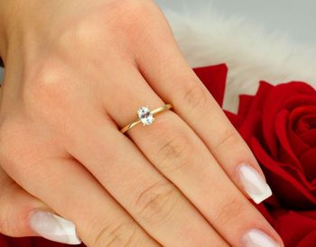 Złoty pierścionek z akwamarynem W0685 – złoto 585 w żółtym kolorze, kamień owalny 0.35 ct (6×4 mm). Delikatna i elegancka biżuteria o wadze 1.4–2.0 g. Idealny prezent dla wyjątkowej kobiety.6.jpg