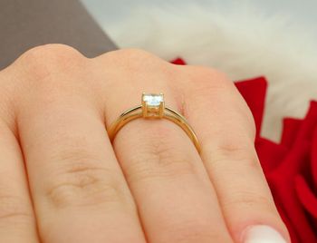 Złoty pierścionek z akwamarynem W0685 – złoto 585 w żółtym kolorze, kamień owalny 0.35 ct (6×4 mm). Delikatna i elegancka biżuteria o wadze 1.4–2.0 g. Idealny prezent dla wyjątkowej kobiety.9.jpg