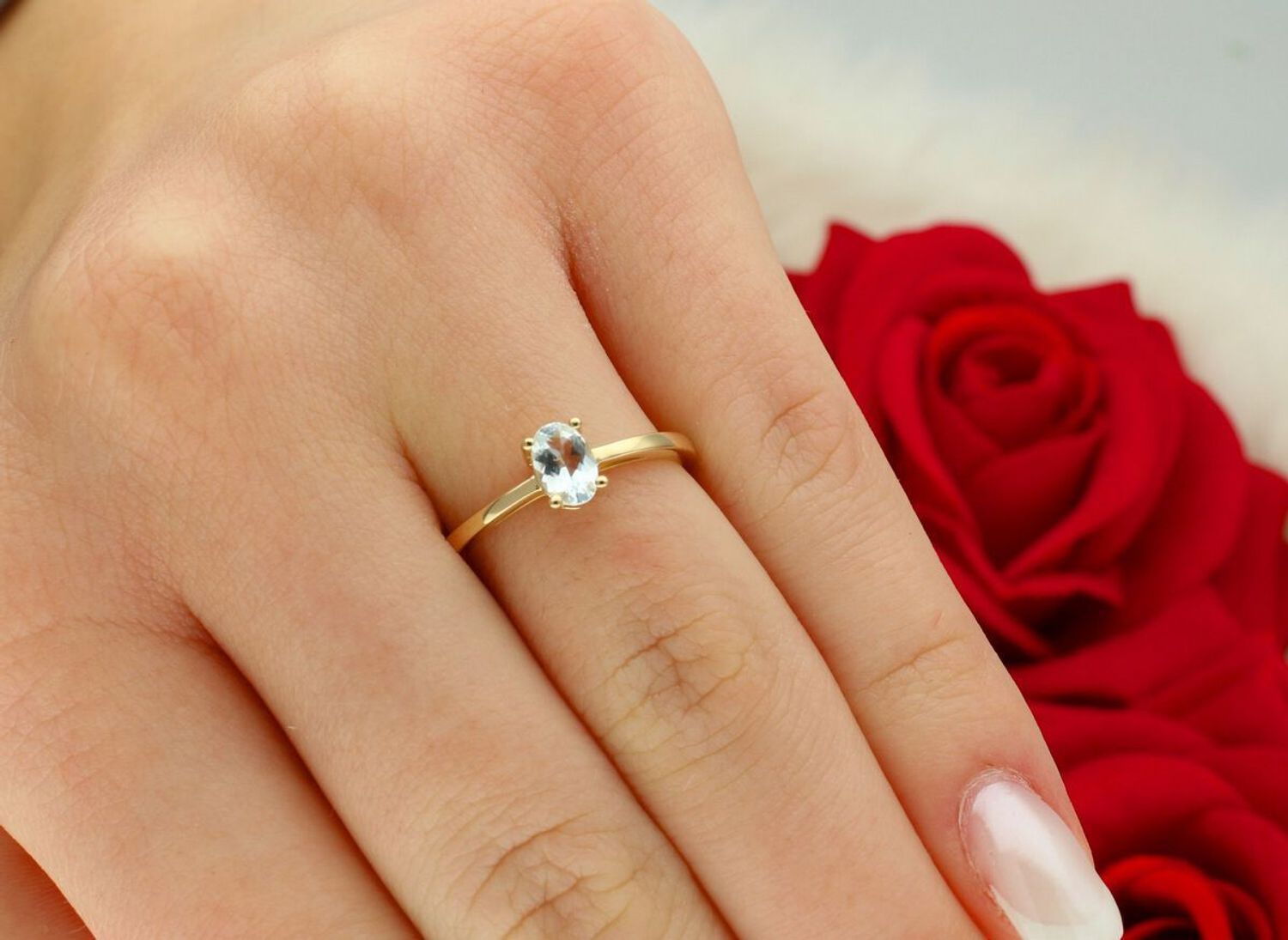 Złoty pierścionek z akwamarynem W0685 – złoto 585 w żółtym kolorze, kamień owalny 0.35 ct (6×4 mm). Delikatna i elegancka biżuteria o wadze 1.4–2.0 g. Idealny prezent dla wyjątkowej kobiety.1.jpg