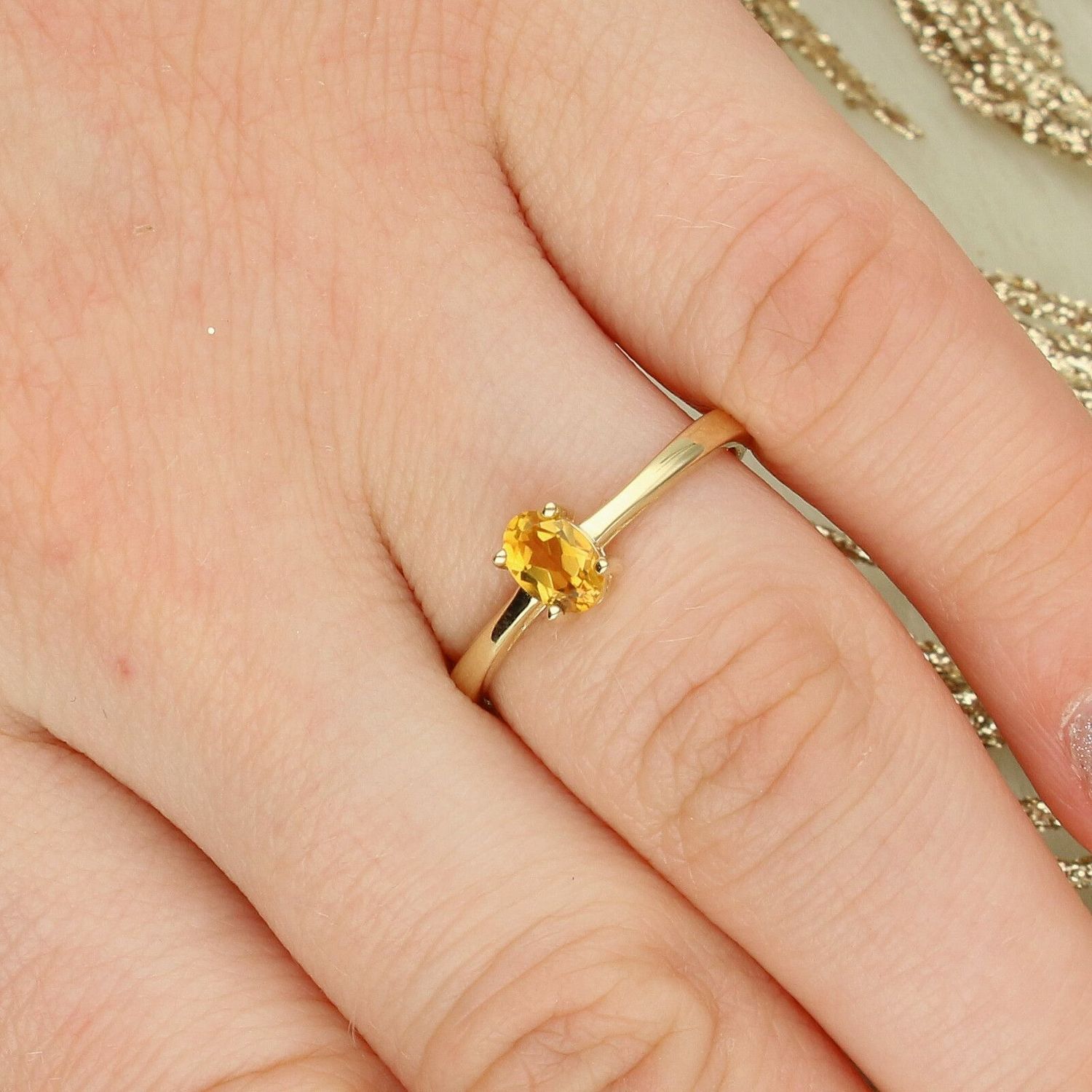 Elegancki pierścionek z naturalnym cytrynem 0,60 ct wykonany z żółtego złota próby 585. Subtelny design i słoneczny blask – idealny na prezent.1.jpg