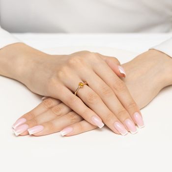 Elegancki pierścionek z naturalnym cytrynem 0,60 ct wykonany z żółtego złota próby 585. Subtelny design i słoneczny blask – idealny na prezent.5.jpg