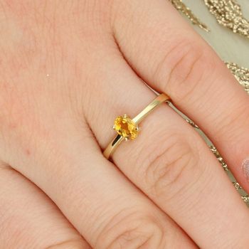 Elegancki pierścionek z naturalnym cytrynem 0,60 ct wykonany z żółtego złota próby 585. Subtelny design i słoneczny blask – idealny na prezent.6.jpg