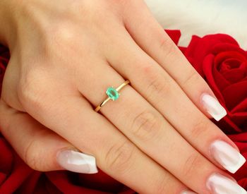 Pierścionek złoty W0685 wykonany z żółtego złota próby 585. Ozdobiony szmaragdem owalnym 0.40 ct (6 x 4 mm). Wysokość korony 3.8 mm, szerokość szyny 1.5 mm, waga 1.4–2.0 g. 4.jpg