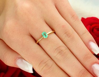 Pierścionek złoty W0685 wykonany z żółtego złota próby 585. Ozdobiony szmaragdem owalnym 0.40 ct (6 x 4 mm). Wysokość korony 3.8 mm, szerokość szyny 1.5 mm, waga 1.4–2.0 g. 5.jpg