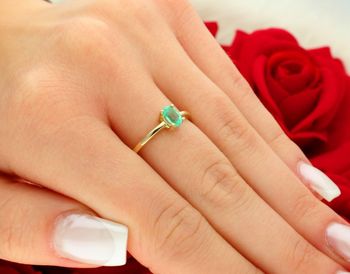 Pierścionek złoty W0685 wykonany z żółtego złota próby 585. Ozdobiony szmaragdem owalnym 0.40 ct (6 x 4 mm). Wysokość korony 3.8 mm, szerokość szyny 1.5 mm, waga 1.4–2.0 g. 6.jpg