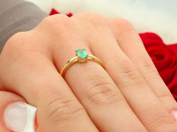 Pierścionek złoty W0685 wykonany z żółtego złota próby 585. Ozdobiony szmaragdem owalnym 0.40 ct (6 x 4 mm). Wysokość korony 3.8 mm, szerokość szyny 1.5 mm, waga 1.4–2.0 g. 7.jpg