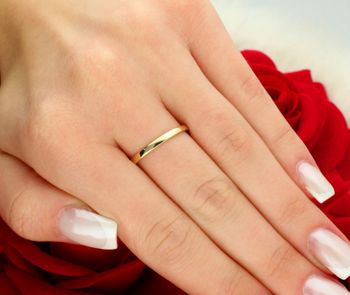 Pierścionek złoty W0685 wykonany z żółtego złota próby 585. Ozdobiony szmaragdem owalnym 0.40 ct (6 x 4 mm). Wysokość korony 3.8 mm, szerokość szyny 1.5 mm, waga 1.4–2.0 g. 8.jpg