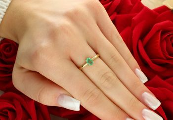 Złoty pierścionek damski W0685 z owalnym szmaragdem 0,40 ct. Wykonany z żółtego złota próby 585. Klasyczna elegancja i naturalne piękno w jednym. Idealny na prezent lub zaręczyny.5.jpg