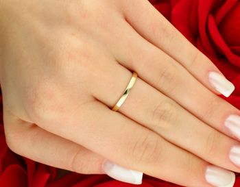Złoty pierścionek damski W0685 z owalnym szmaragdem 0,40 ct. Wykonany z żółtego złota próby 585. Klasyczna elegancja i naturalne piękno w jednym. Idealny na prezent lub zaręczyny.8.jpg