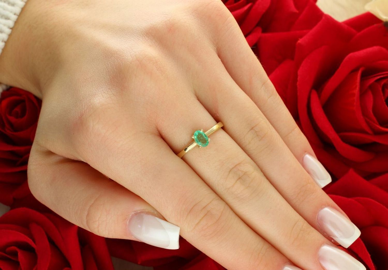 Złoty pierścionek damski W0685 z owalnym szmaragdem 0,40 ct. Wykonany z żółtego złota próby 585. Klasyczna elegancja i naturalne piękno w jednym. Idealny na prezent lub zaręczyny.1.jpg