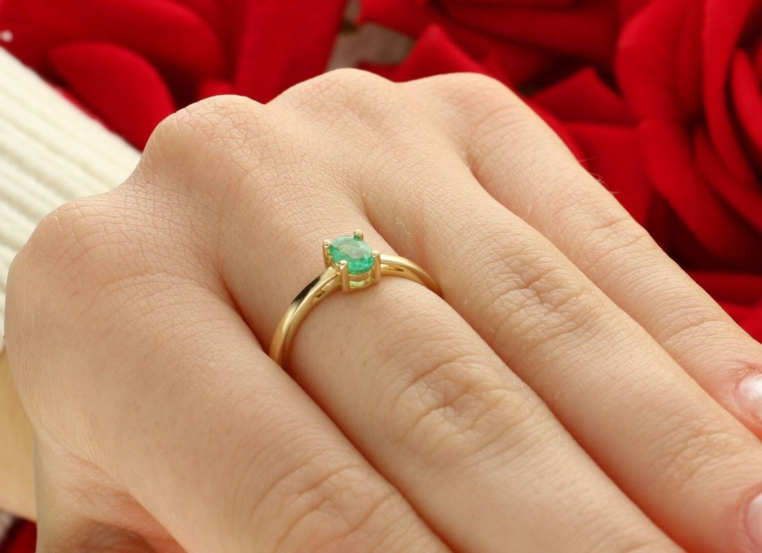 Złoty pierścionek damski W0685 z owalnym szmaragdem 0,40 ct. Wykonany z żółtego złota próby 585. Klasyczna elegancja i naturalne piękno w jednym. Idealny na prezent lub zaręczyny.1.jpg