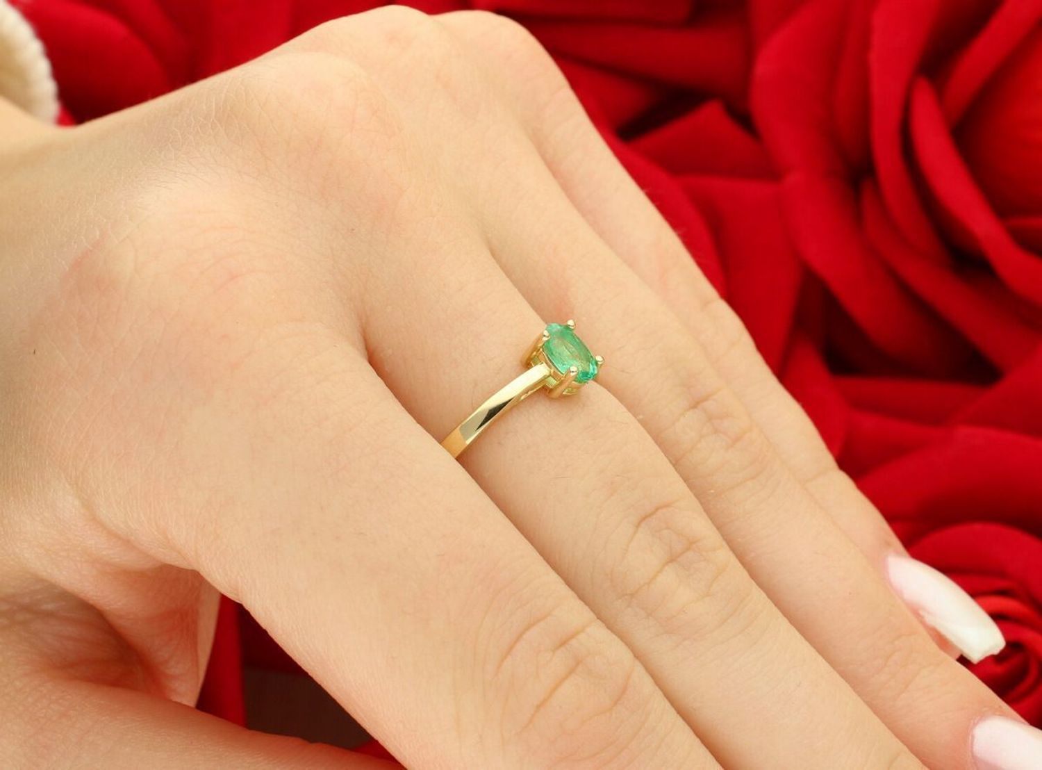 Złoty pierścionek damski W0685 z owalnym szmaragdem 0,40 ct. Wykonany z żółtego złota próby 585. Klasyczna elegancja i naturalne piękno w jednym. Idealny na prezent lub zaręczyny.1.jpg