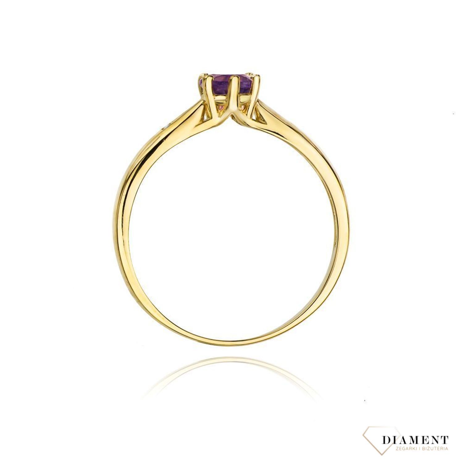 Złoty pierścionek damski 585 z Fioletowym  Ametystem i Diamentami 0.01 ct DIAPRSW074Z585A0.50   Pierścionek z żółtego 14 karatowego złota z Diamentami, idealny prezent dla każdej kobiety. Możliwość zamówienia Twojego Rozmiar.jpg