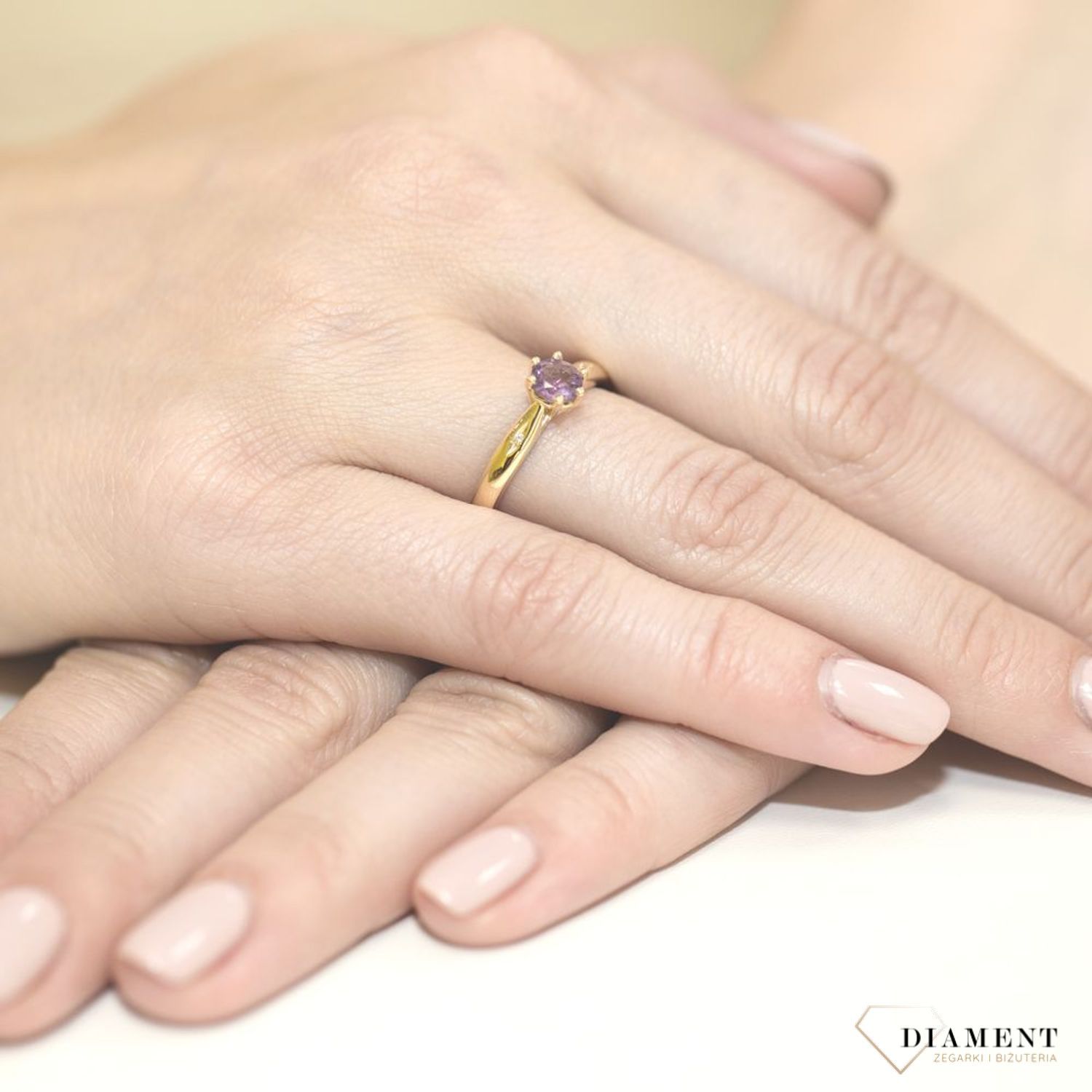 Złoty pierścionek damski 585 z Fioletowym  Ametystem i Diamentami 0.01 ct DIAPRSW074Z585A0.50   Pierścionek z żółtego 14 karatowego złota z Diamentami, idealny prezent dla każdej kobiety. Możliwość zamówienia Twojego Rozmiar.jpg