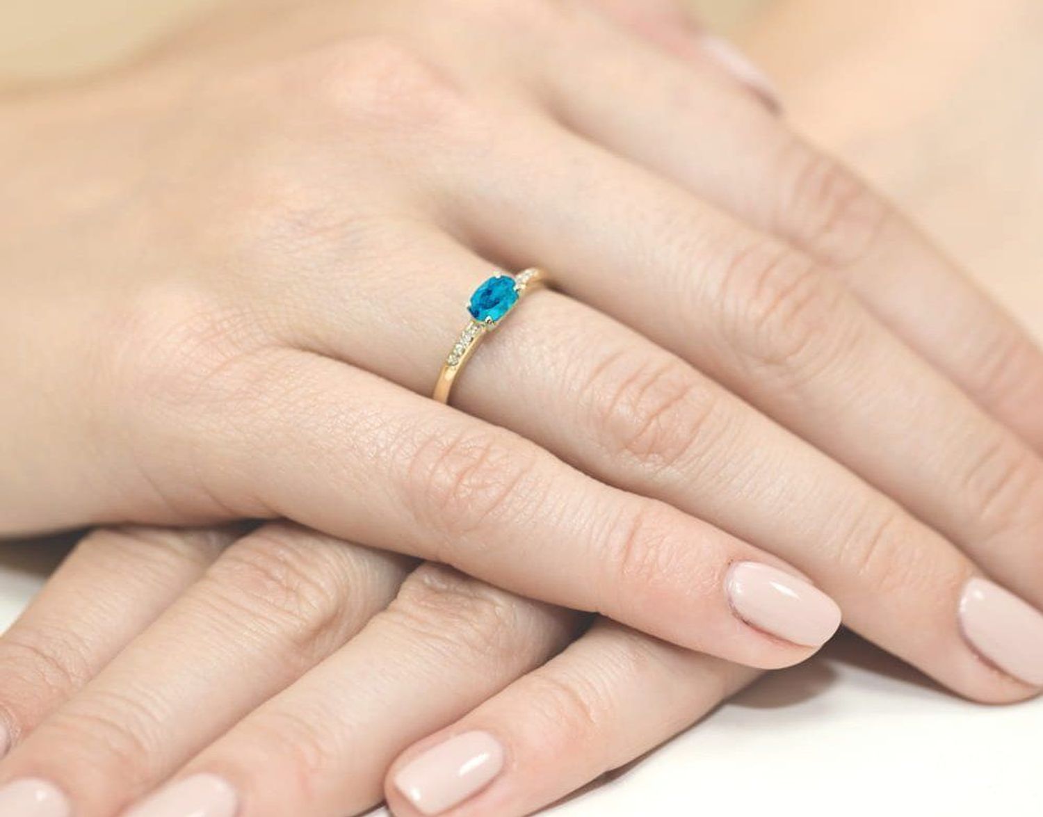 Złoty pierścionek zaręczynowy z topazem London Blue 0,03ct próba 585 W077 rozmiar 13. Wyjątkowy pierścionek zaręczynowy wykonany z żółtego złota próby 585,  (1).jpg