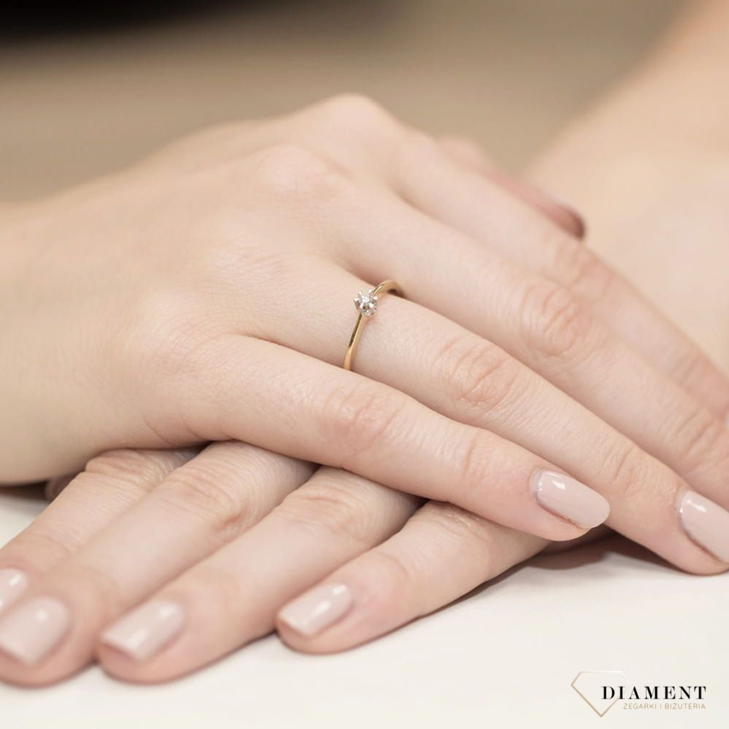 Złoty pierścionek damski 585 z Jednym centralnym Diamentem 0.04 ct DIAPRSW111Z585B0.04  Pierścionek z żółtego 14 karatowego złota z Diamentami, idealny prezent dla każdej kobiety. Możliwość zamówienia Twojego Rozmiaru..jpg