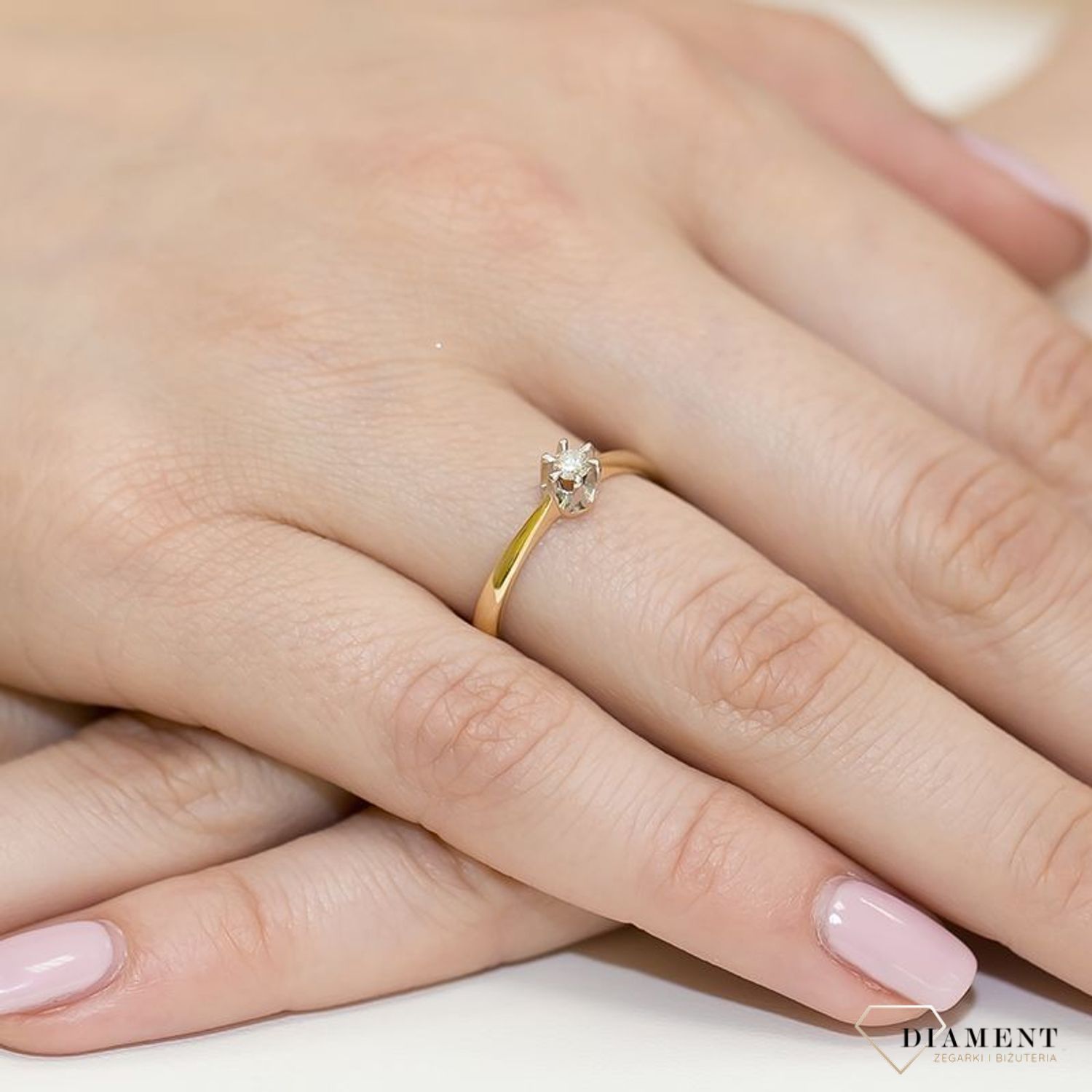 Złoty pierścionek damski 585 z Jednym centralnym Diamentem 0.10 ct DIAPRSW111Z585B0.10 Pierścionek z żółtego 14 karatowego złota z Diamentem, idealny prezent dla każdej kobiety. Możliwość zamówienia Twojego Rozmiaru..jpg