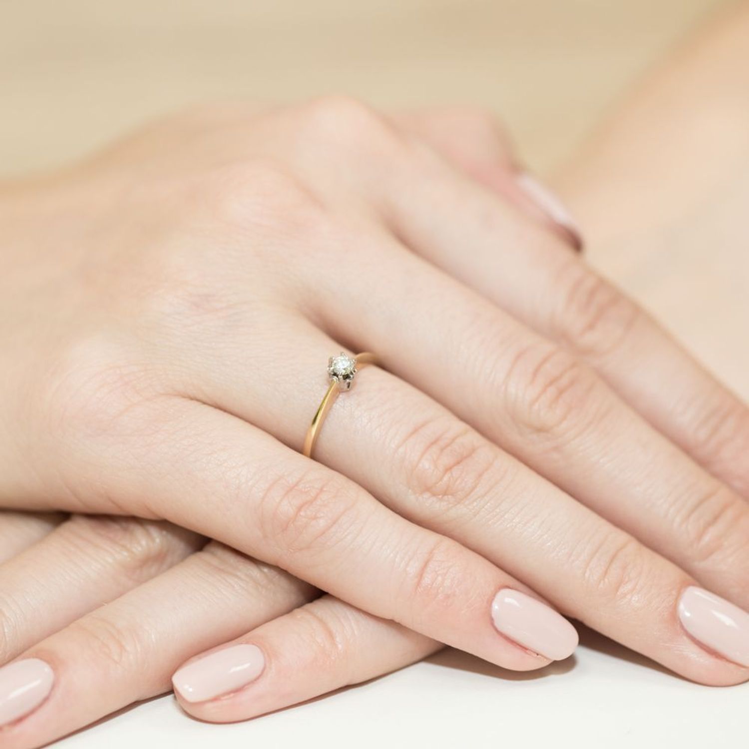 Złoty pierścionek damski 585 z Jednym centralnym Diamentem 0.10 ct 1.jpg