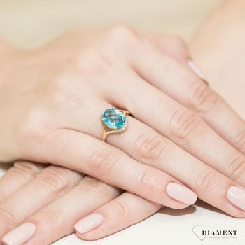 Złoty pierścionek damski 585 Owalny 3 ct Topaz Sky Blue  i Diamenty 0.04 ct DIAPRSW150Z585T3.00 Pierścionek z żółtego 14 karatowego złota z Diamentami, idealny prezent dla każdej kobiety. Możliwość zamówienia Twojego (2).jpg